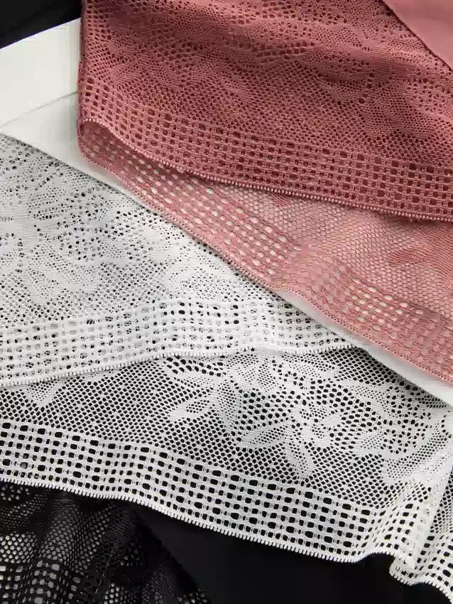 Conjunto de 3 tangas com detalhes em renda brasileira