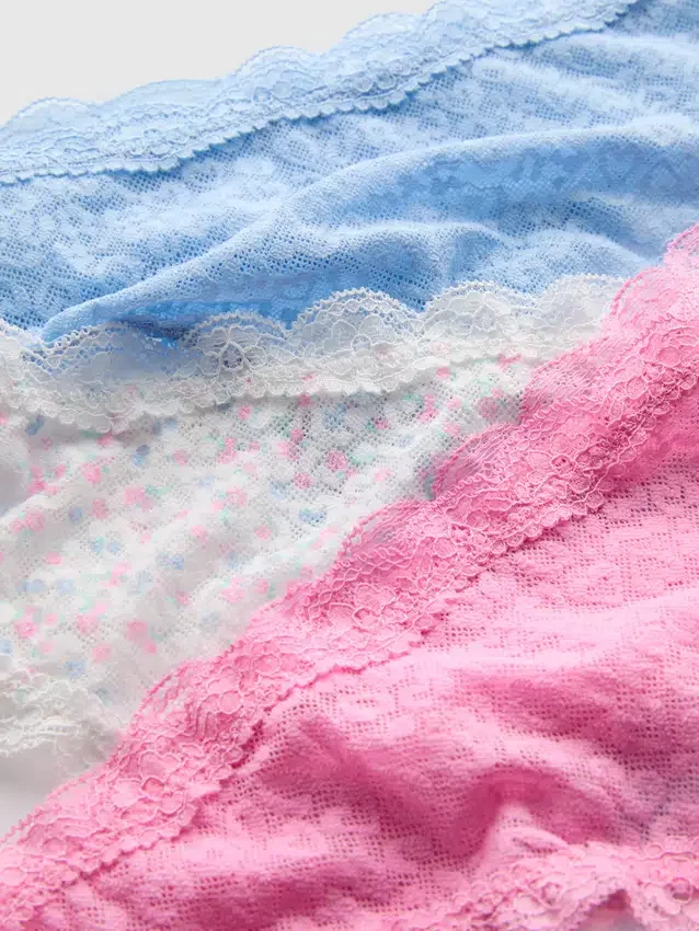 Conjunto de 3 tangas totalmente em renda