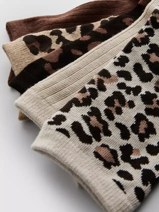 Conjunto de 5 pares de meias curtas com padrão animal