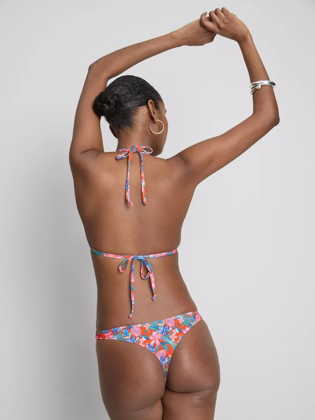 Conjunto de biquíni triangular brasileiro