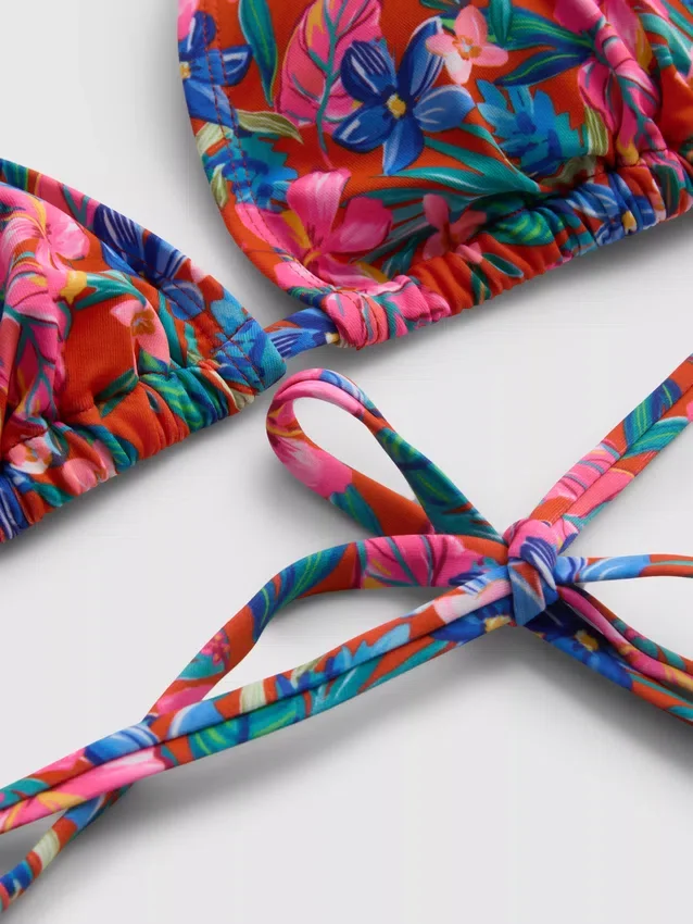 Conjunto de biquíni triangular brasileiro