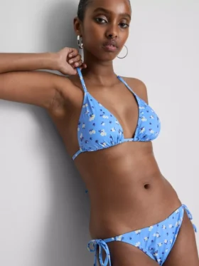 Conjunto de biquíni triangular com laços nas laterais