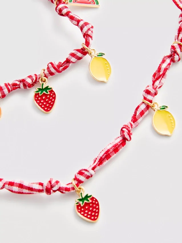 Conjunto de joias com pingentes de frutas