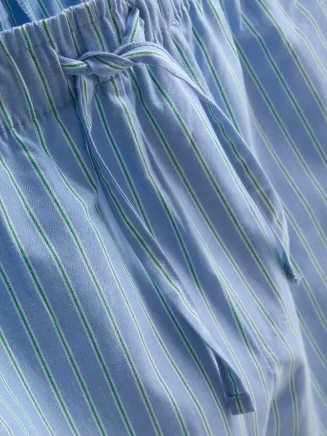 Conjunto de pijama curto às riscas de calções