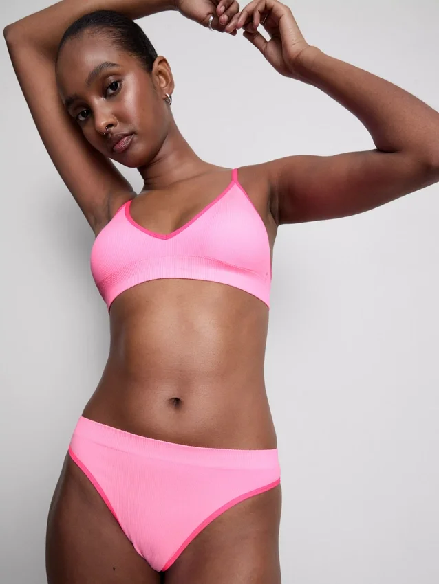 Conjunto de sutiã triangular acolchoado sem costuras e tanga