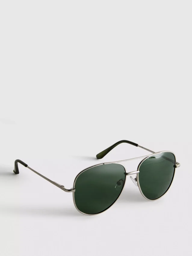 Óculos de sol estilo aviador com lentes coloridas