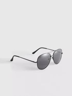 Óculos de sol estilo aviador com lentes coloridas