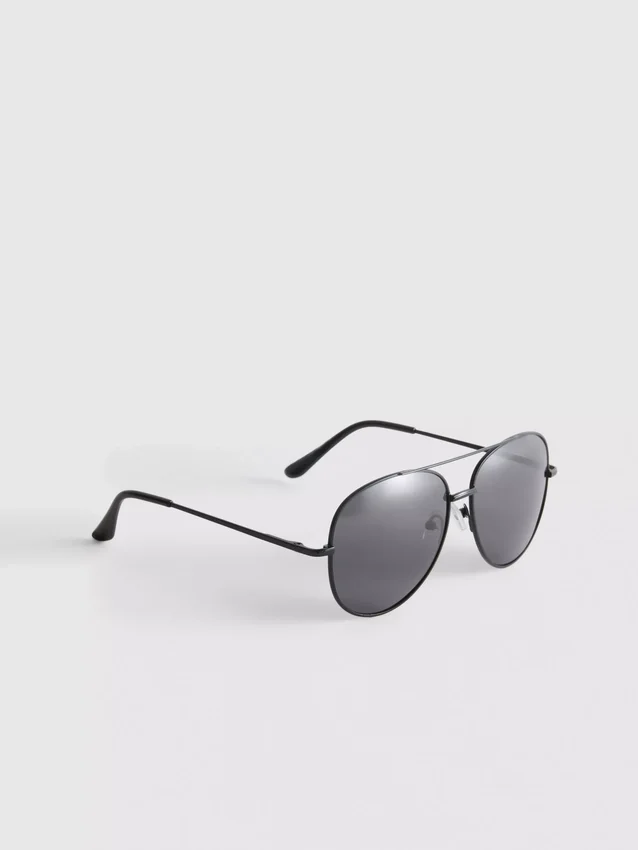Óculos de sol estilo aviador com lentes coloridas