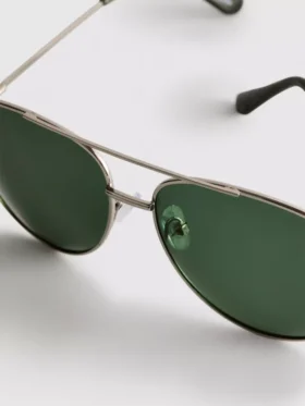 Óculos de sol estilo aviador com lentes coloridas