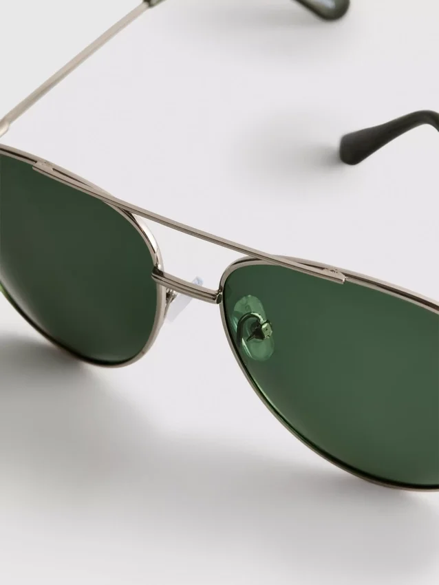Óculos de sol estilo aviador com lentes coloridas