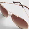 Óculos de sol estilo aviador com lentes coloridas