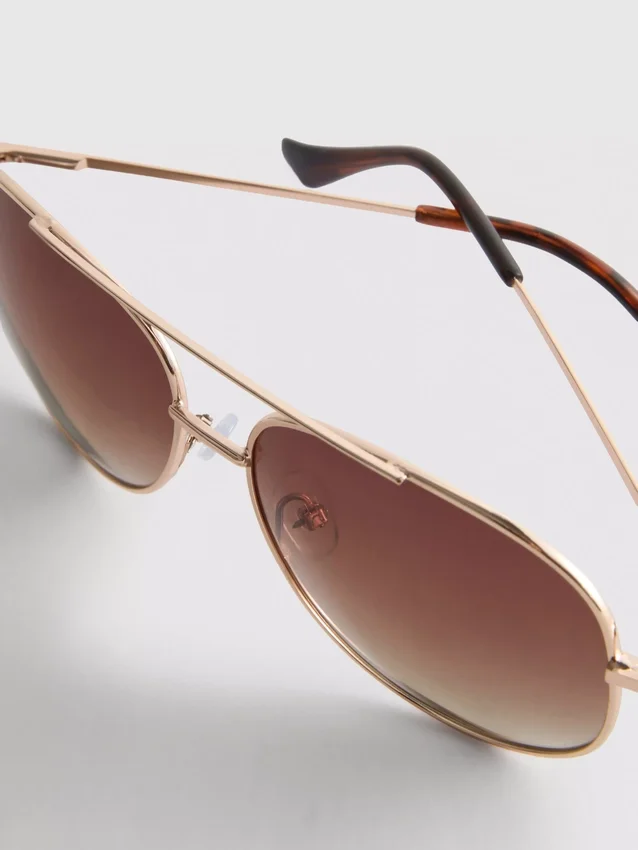 Óculos de sol estilo aviador com lentes coloridas