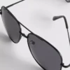 Óculos de sol estilo aviador com lentes coloridas