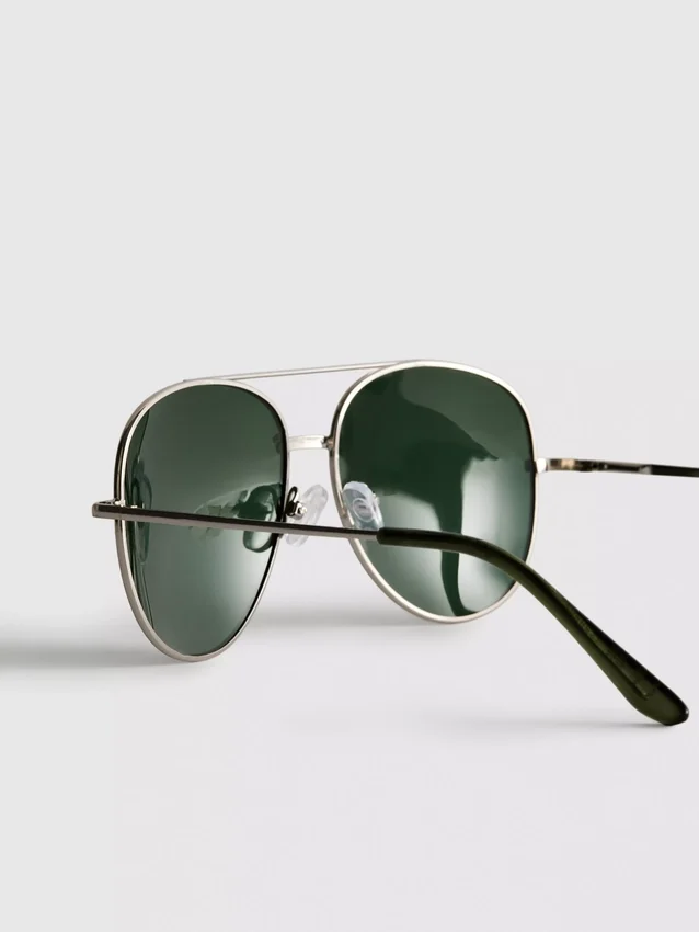 Óculos de sol estilo aviador com lentes coloridas