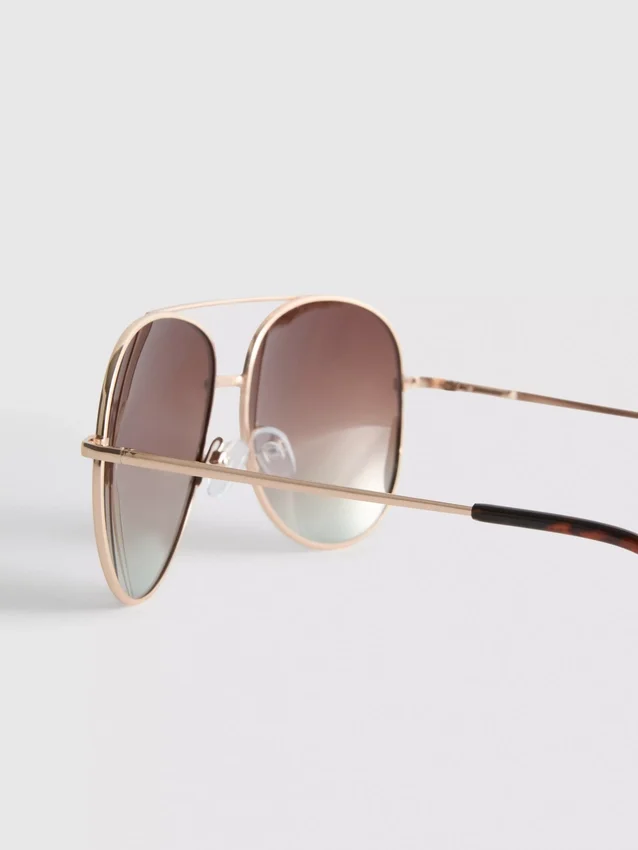 Óculos de sol estilo aviador com lentes coloridas