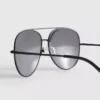 Óculos de sol estilo aviador com lentes coloridas