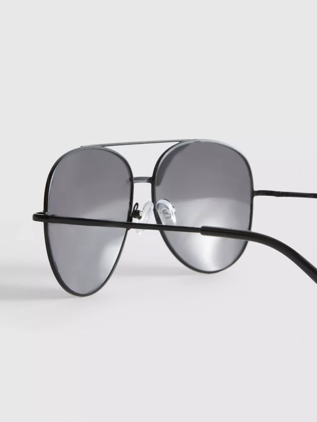 Óculos de sol estilo aviador com lentes coloridas