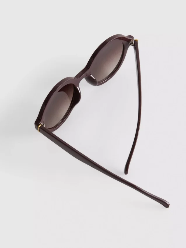 Óculos de sol redondos com lentes coloridas