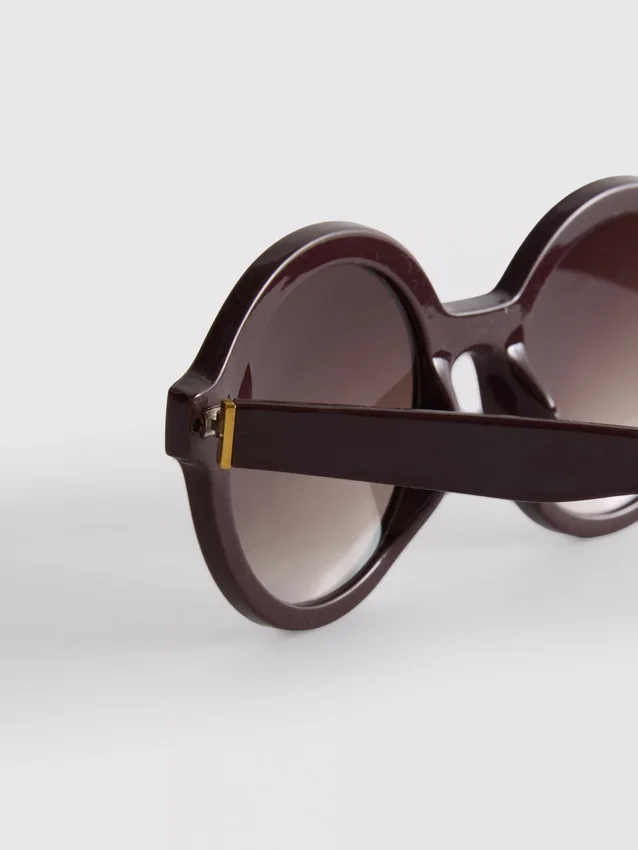 Óculos de sol redondos com lentes coloridas