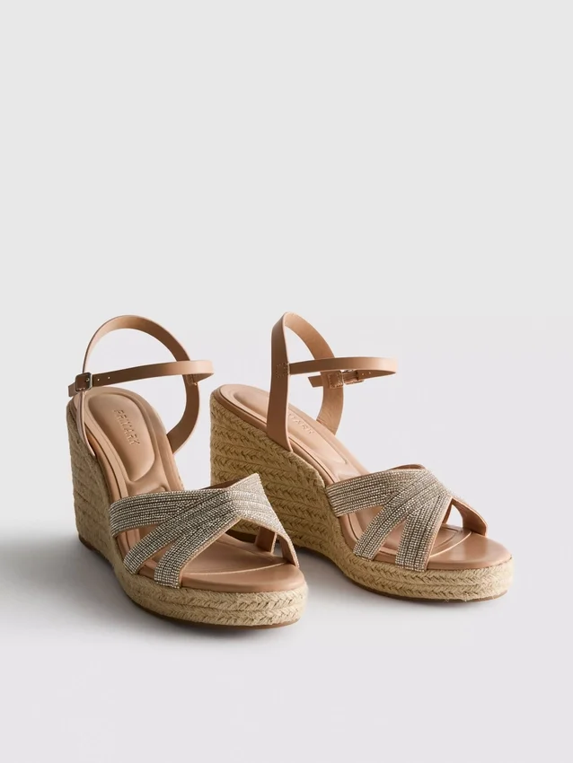 Espadrilhas de cunha com enfeites