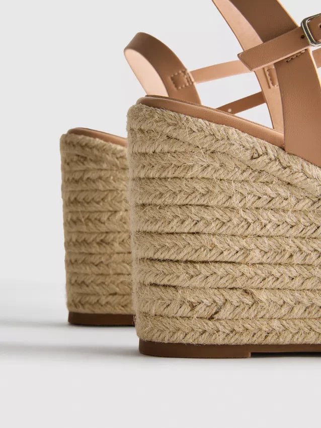 Espadrilhas de cunha com enfeites