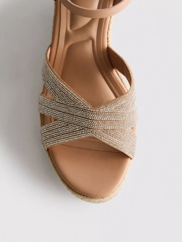 Espadrilhas de cunha com enfeites