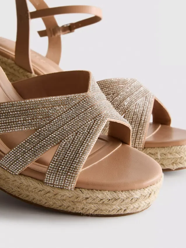 Espadrilhas de cunha com enfeites