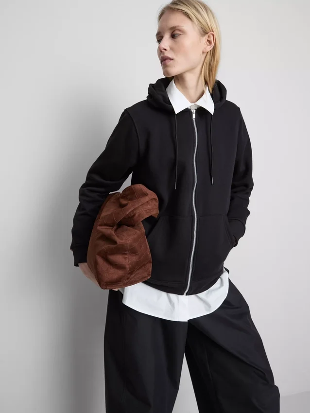 Hoodie essencial com fecho de correr