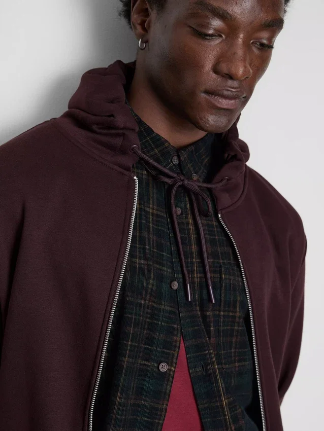 Hoodie essencial com fecho de correr