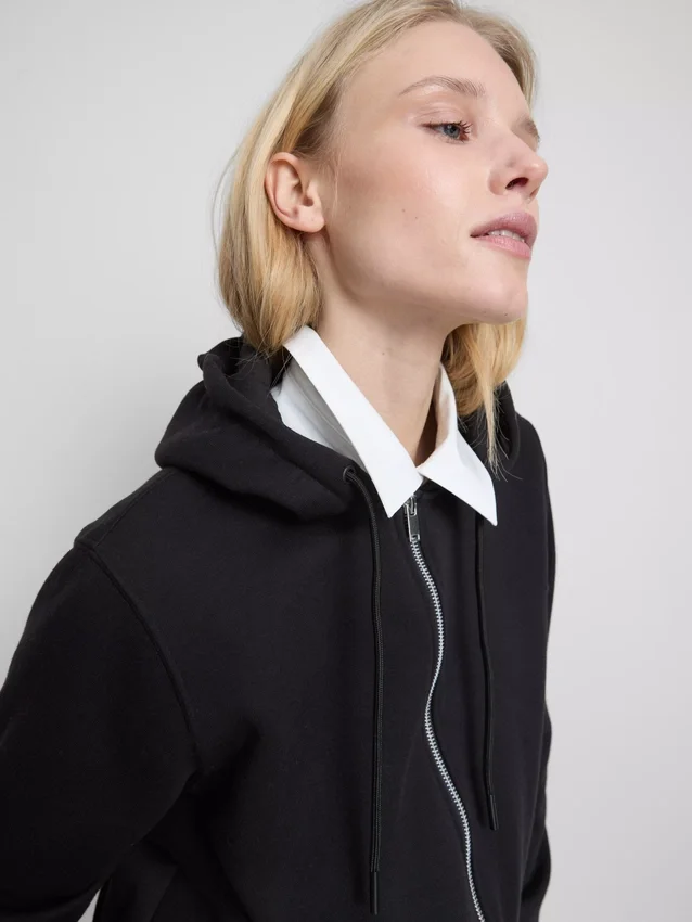 Hoodie essencial com fecho de correr