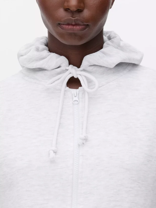 Hoodie essencial com fecho de correr