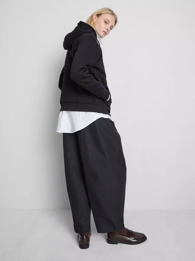 Hoodie essencial com fecho de correr