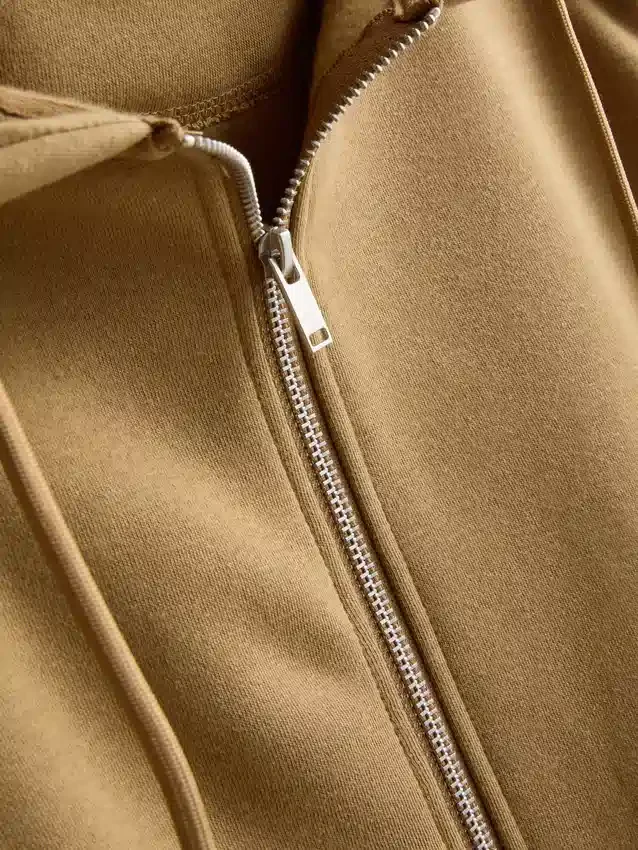 Hoodie essencial com fecho de correr