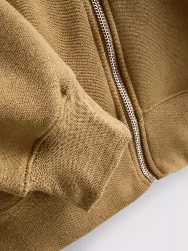 Hoodie essencial com fecho de correr