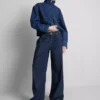 Jeans de cintura média, com cinto e perna larga