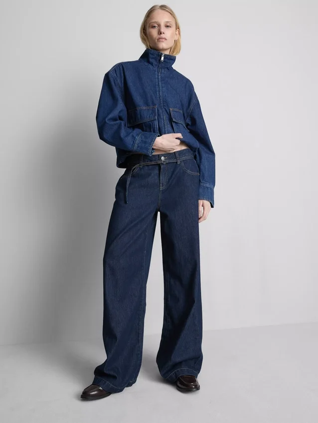 Jeans de cintura média, com cinto e perna larga
