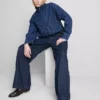 Jeans de cintura média, com cinto e perna larga