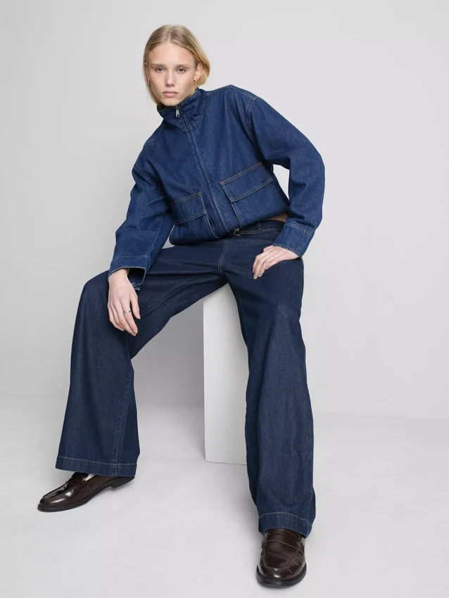 Jeans de cintura média, com cinto e perna larga