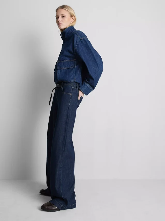 Jeans de cintura média, com cinto e perna larga