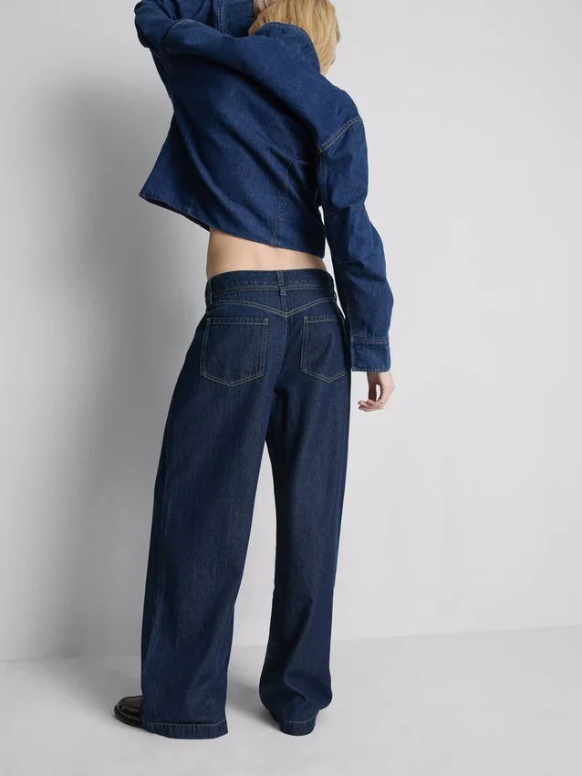 Jeans de cintura média, com cinto e perna larga