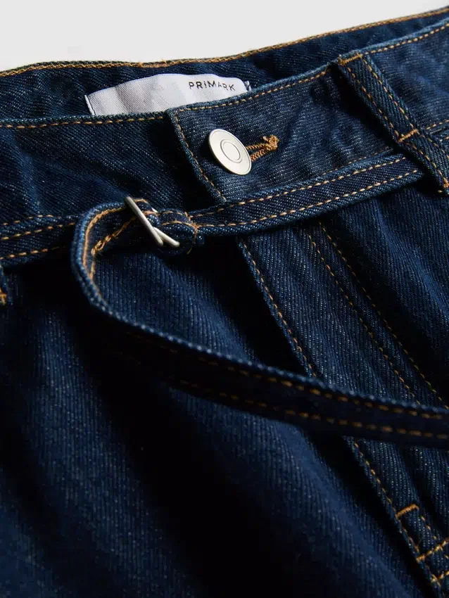 Jeans de cintura média, com cinto e perna larga