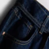 Jeans de cintura média, com cinto e perna larga