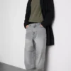 Jeans de cintura média, corte reto e estilo descontraído