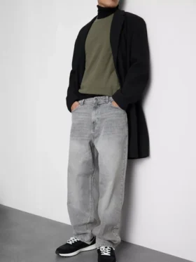 Jeans de cintura média, corte reto e estilo descontraído