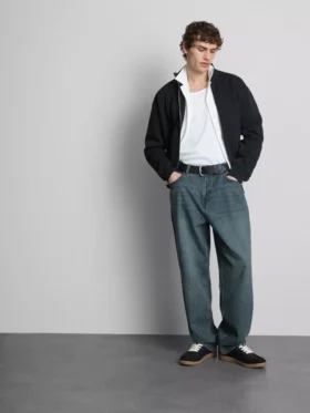Jeans de cintura média, corte reto e estilo descontraído