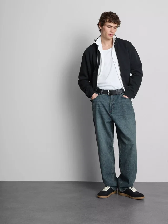 Jeans de cintura média, corte reto e estilo descontraído