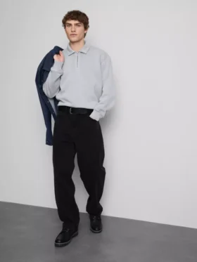 Jeans de cintura média, corte reto e estilo descontraído