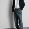 Jeans de cintura média, corte reto e estilo descontraído