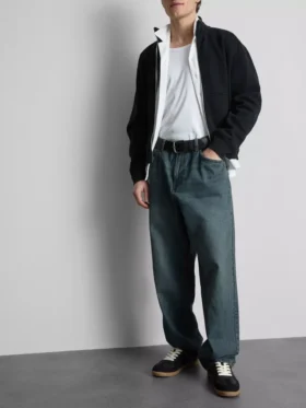 Jeans de cintura média, corte reto e estilo descontraído