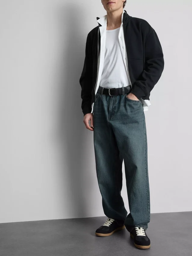 Jeans de cintura média, corte reto e estilo descontraído